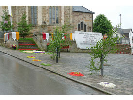 Altar- und Straßenschmuck zu Fonleichnam (Foto: Karl-Franz Thiede)